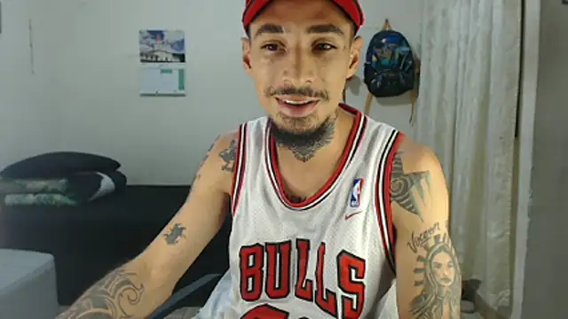 emiliano hottt online show from April 23, 2026, 1:29 am