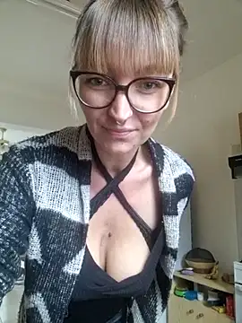 Snapshot of MissMialicious chatting on February 28, 2025, 11:03 am MissMialicious online show from February 28, 2025, 11:03 am