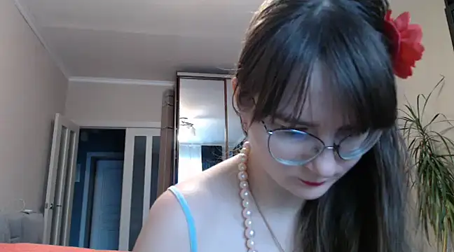 KiraGoldens online show from February 14, 2025, 4:26 am