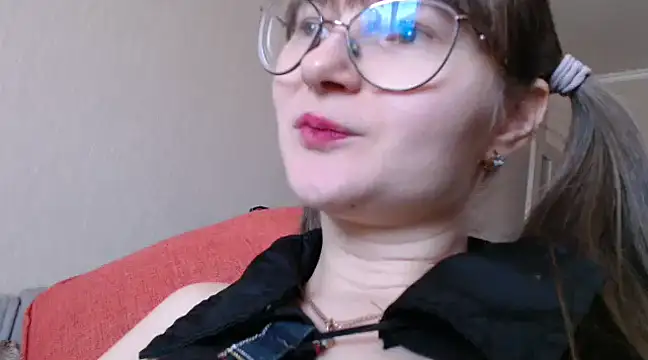 KiraGoldens online show from February 20, 2025, 5:12 am