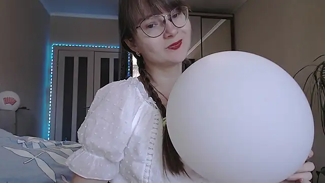 KiraGoldens online show from September 29, 2025, 6:29 am