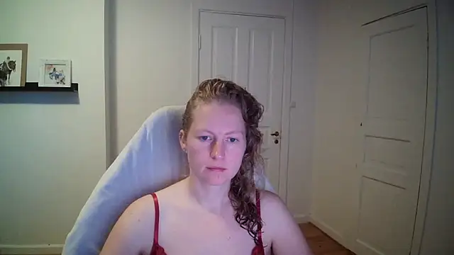 Girlnina-1995 online show from September 24, 2025, 9:12 am