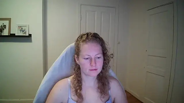 Girlnina-1995 online show from October 6, 2025, 7:06 am