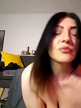 Snapshot of AryaSummersReal chatting on May 12, 2026, 7:33 pm AryaSummersReal online show from May 12, 2026, 7:33 pm