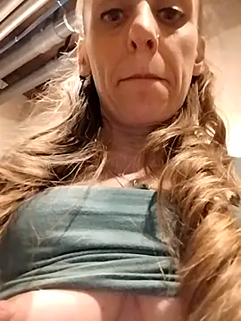 eatmeplease44 online show from February 9, 2026, 9:46 am