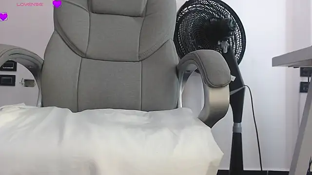 kimara lion online show from December 17, 2025, 3:23 am