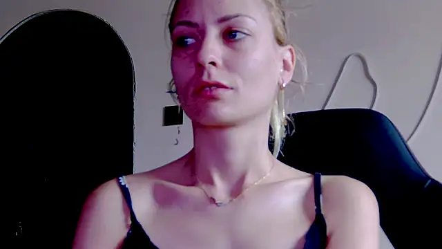 karo123421 online show from November 15, 2025, 10:23 am