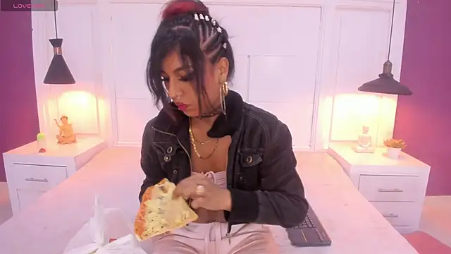 SilvanaCapelli online show from March 5, 2025, 11:38 pm