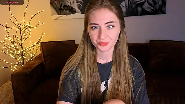 Snapshot of Adelyna_Bird chatting on June 18, 2026, 7:08 am Adelyna Bird online show from June 18, 2026, 7:08 am