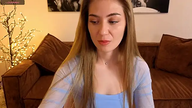 Snapshot of Adelyna_Bird chatting on July 26, 2026, 7:04 am Adelyna Bird online show from July 26, 2026, 7:04 am