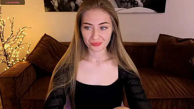 Snapshot of Adelyna_Bird chatting on July 27, 2026, 7:15 am Adelyna Bird online show from July 27, 2026, 7:15 am