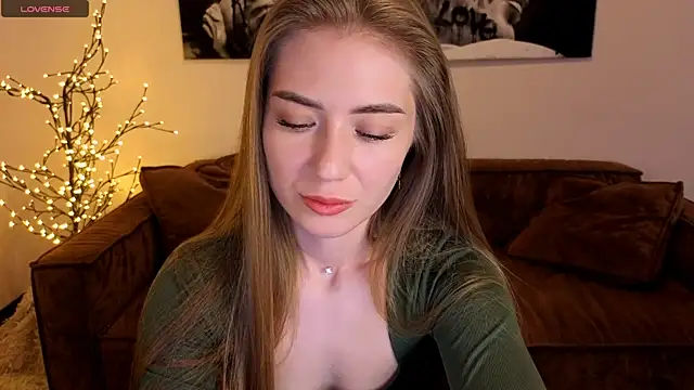 Snapshot of Adelyna_Bird chatting on August 7, 2026, 7:32 am Adelyna Bird online show from August 7, 2026, 7:32 am