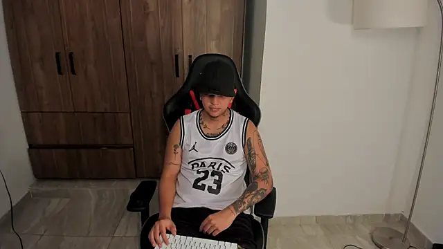 Snapshot of Jake_simons chatting on October 24, 2025, 6:43 am Jake simons online show from October 24, 2025, 6:43 am