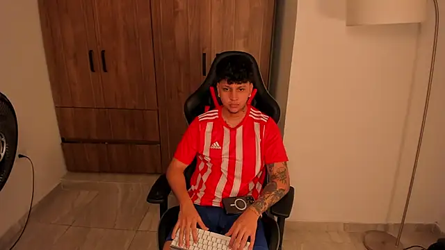 Snapshot of Jake_simons chatting on December 3, 2025, 8:18 pm Jake simons online show from December 3, 2025, 8:18 pm