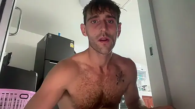 Snapshot of lukegunn chatting on December 13, 2024, 11:06 pm lukegunn online show from December 13, 2024, 11:06 pm