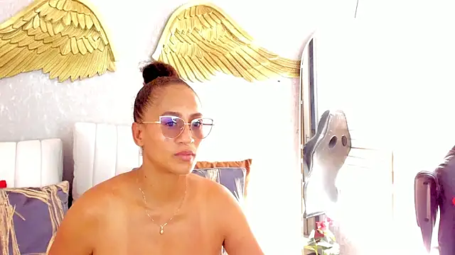 Snapshot of EmmaFerrary chatting on February 17, 2026, 7:20 pm EmmaFerrary online show from February 17, 2026, 7:20 pm