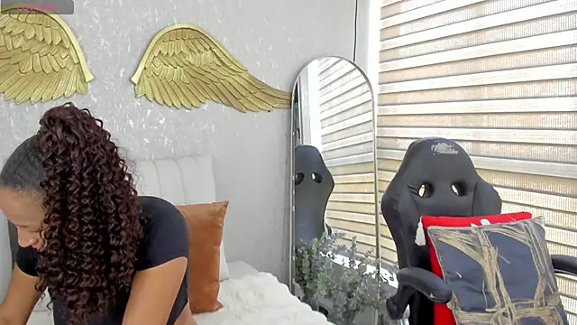 Snapshot of EmmaFerrary chatting on April 16, 2026, 7:14 pm EmmaFerrary online show from April 16, 2026, 7:14 pm