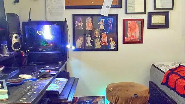 Snapshot of DoMeDoggyDiana chatting on November 16, 2025, 3:17 pm DoMeDoggyDiana online show from November 16, 2025, 3:17 pm