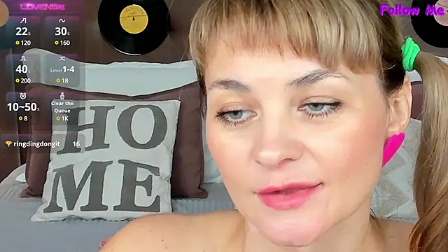 annasimonsj online show from March 12, 2025, 4:08 am