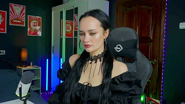 QueenAliss online show from November 7, 2025, 6:02 am