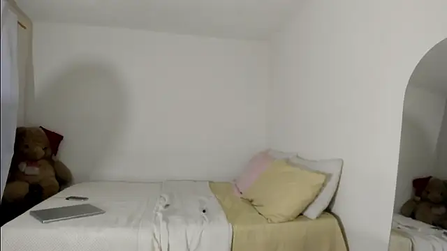 ValienteGirl  online show from June 25, 2026, 4:12 am