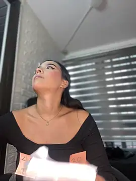 Snapshot of Little_Amber6 chatting on February 18, 2025, 10:03 pm Little Amber6 online show from February 18, 2025, 10:03 pm