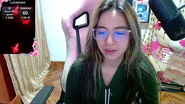 Snapshot of Maggie_Fox3 chatting on January 24, 2025, 2:07 am Maggie Fox3 online show from January 24, 2025, 2:07 am