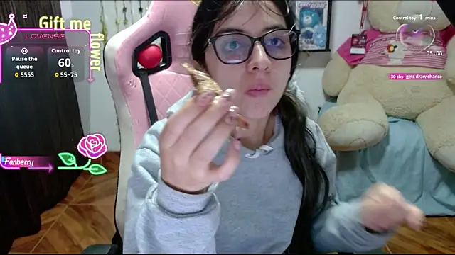 Snapshot of Maggie_Fox3 chatting on September 14, 2025, 2:33 am Maggie Fox3 online show from September 14, 2025, 2:33 am