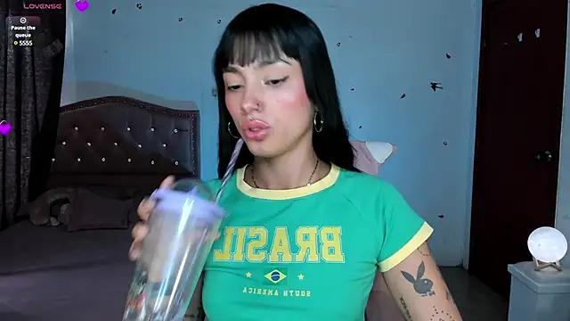 Snapshot of Lizzie_corner_v chatting on January 7, 2025, 5:20 pm Lizzie corner v online show from January 7, 2025, 5:20 pm