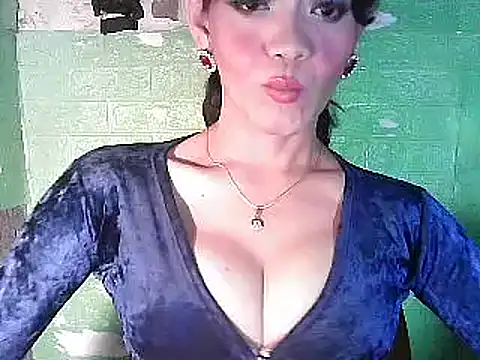 Rosebaumgardner1234 online show from February 23, 2025, 2:04 pm