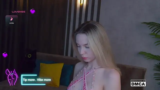 Snapshot of Holl1Would chatting on February 16, 2025, 3:26 am Holl1Would online show from February 16, 2025, 3:26 am