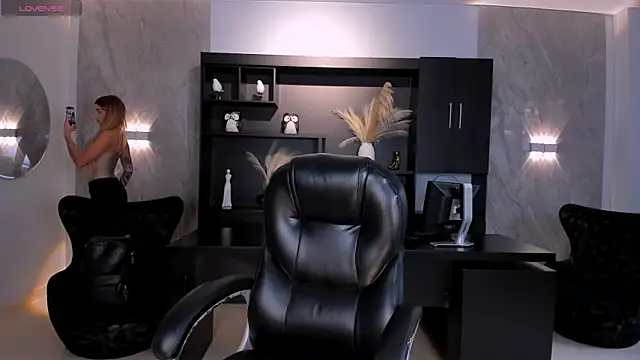 Snapshot of LexieWayne chatting on July 20, 2026, 6:54 pm LexieWayne online show from July 20, 2026, 6:54 pm