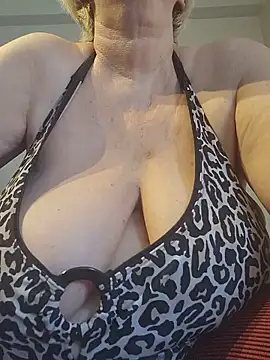 Snapshot of milfchantal4 chatting on June 5, 2026, 8:31 am milfchantal4 online show from June 5, 2026, 8:31 am