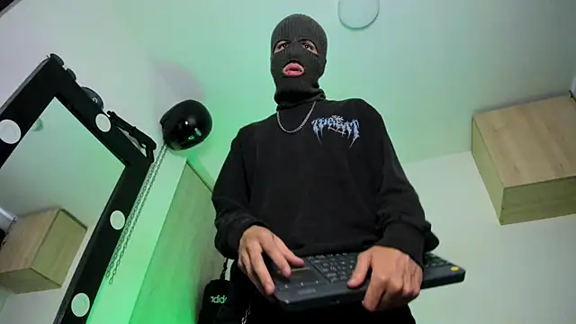 Snapshot of Samuel_Suarez chatting on September 29, 2025, 12:43 pm Samuel Suarez online show from September 29, 2025, 12:43 pm