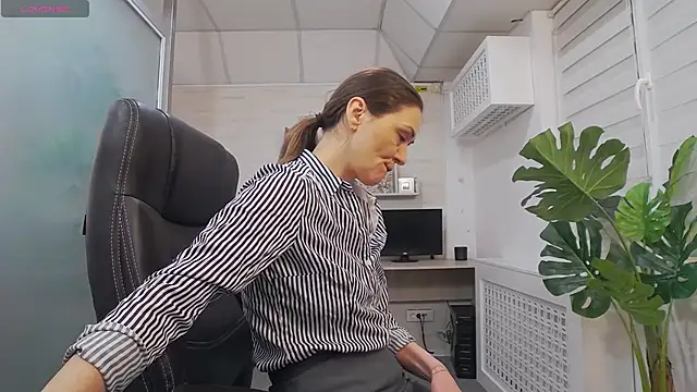 EllaMilf  online show from March 3, 2025, 12:37 pm