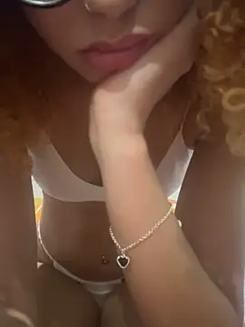 laisviana21 online show from November 6, 2025, 8:54 pm