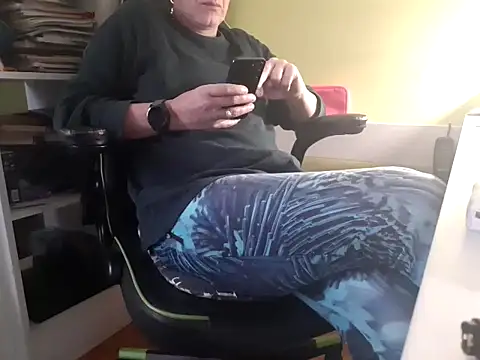 Snapshot of feathersify chatting on October 29, 2025, 8:38 am feathersify online show from October 29, 2025, 8:38 am