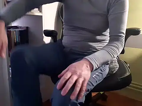 Snapshot of feathersify chatting on November 26, 2025, 6:47 am feathersify online show from November 26, 2025, 6:47 am