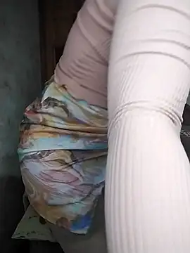 ImyoursLilu32 online show from October 16, 2025, 4:08 pm