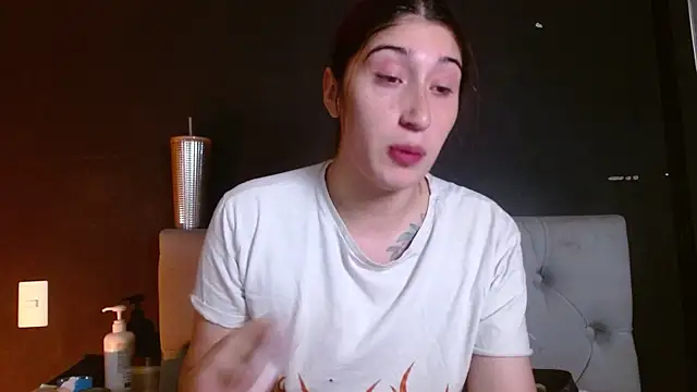Snapshot of Red-moon1 chatting on July 3, 2026, 4:52 am Red-moon1 online show from July 3, 2026, 4:52 am