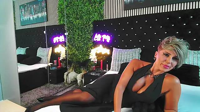 Snapshot of InannaStar chatting on September 28, 2025, 10:42 am InannaStar online show from September 28, 2025, 10:42 am