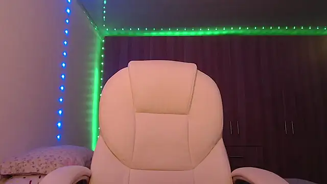 Snapshot of Selene93 chatting on February 6, 2025, 10:43 pm Selene93 online show from February 6, 2025, 10:43 pm