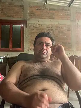 Snapshot of EmilianoGt chatting on May 5, 2026, 10:18 pm EmilianoGt online show from May 5, 2026, 10:18 pm