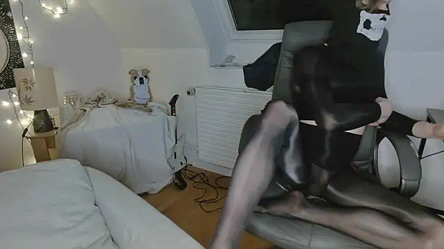 Nyl0nnickb0y online show from March 18, 2026, 9:18 pm