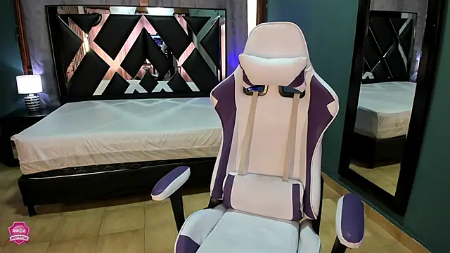 Linda4Petite online show from March 21, 2025, 6:18 pm