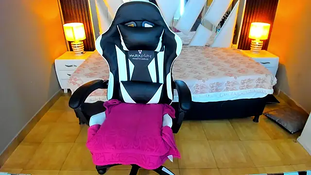 Linda4Petite online show from October 17, 2025, 5:59 pm