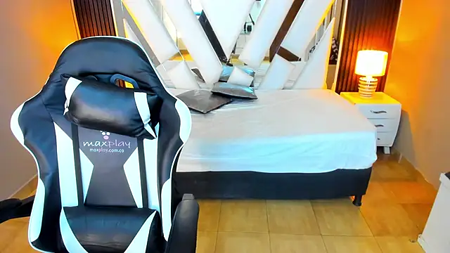 Linda4Petite online show from October 31, 2025, 6:09 pm