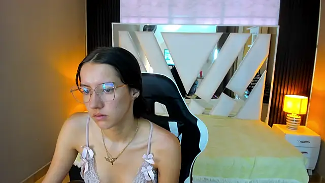 Linda4Petite online show from November 9, 2025, 1:20 pm