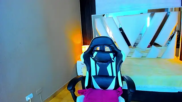 Linda4Petite online show from January 14, 2026, 6:35 pm