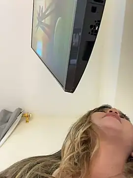 lunablossom  online show from December 20, 2024, 12:19 am